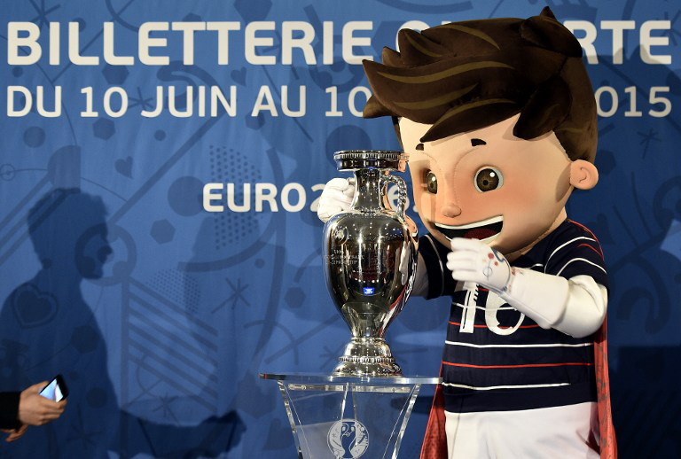 Super Victor, das Maskottchen der Fußball EM 2016 hält den Coupe Henri Delaunay, den Pokal der UEFA European Football Championship. AFP PHOTO / FRANCK FIFE
