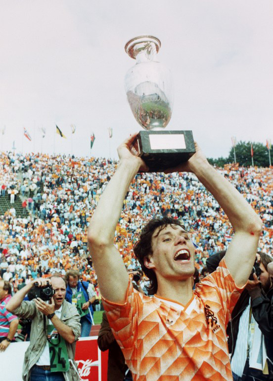 Marco Van Basten nach dem 2:0 Sieg gegen die UdSSR bei der EURO 1988 am 25. Juni 1988 in München.  Gut zu sehen ist die alte Version des Pokals mit dem Marmorsockel! AFP PHOTO