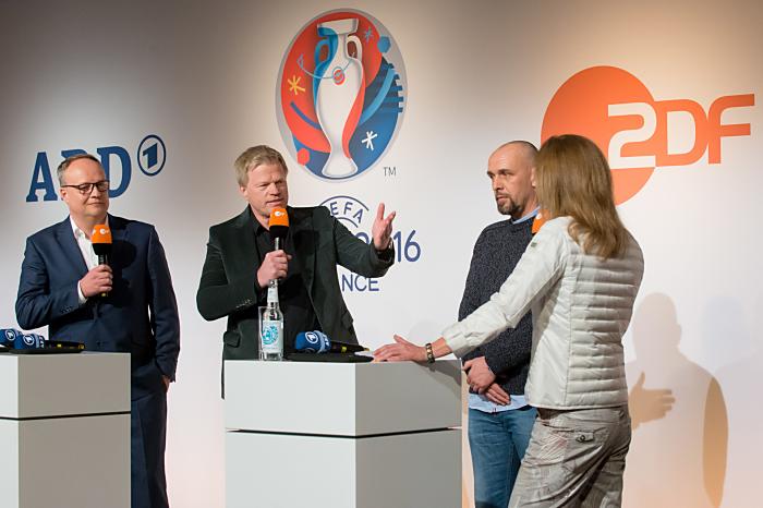 Pressekonferenz der ARD und ZDF: Oliver Welke, Oliver Kahn, Holger Stanislawski, Katrin Müller Hohenstein (Copyright: ZDF/Svea Pietschmann)