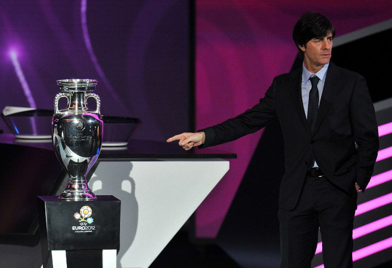 Bundestrainer Joachim Loew bei der EM 2012 Gruppenlosung mit dem Europameisterpokal AFP PHOTO / SERGEI SUPINSKY / AFP / SERGEI SUPINSKY