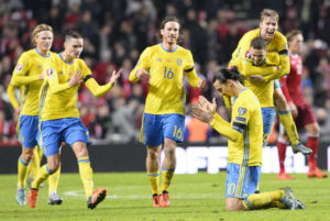 Kapitän Zlatan Ibrahimovic (R) feiert die EM 2016 Qualifikation nach seinem Tor gegen Dänemarl am 17.November 2015. AFP PHOTO / JONATHAN NACKSTRAND