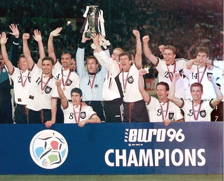 Deutschland wird 1996 Europameister ! Kann Deutschland auch 2016 feiern und den EM-Pokal in die Höhe recken? (ELECTRONIC IMAGE)