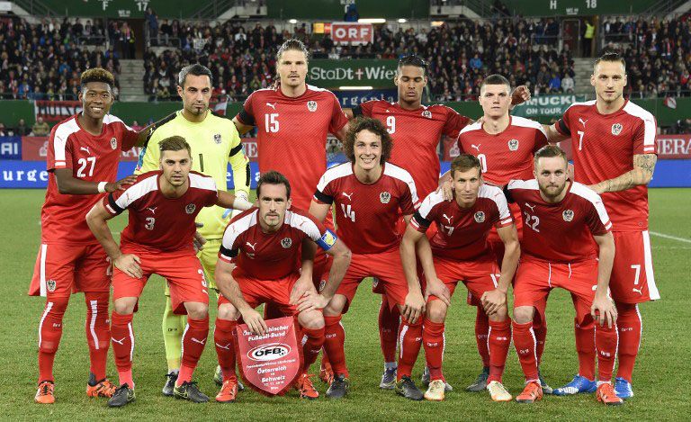 Österreichs Nationalmannschaft am 17.November 2015 im neuen EM Trikot 2016. AFP PHOTO / JOE KLAMAR / AFP / JOE KLAMAR