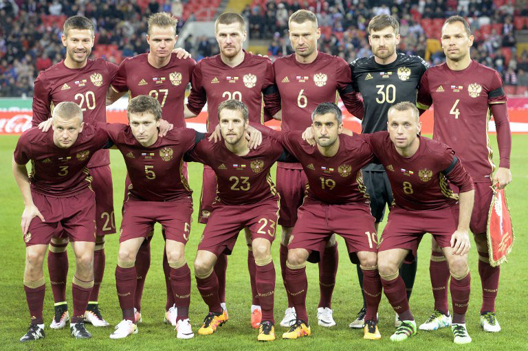 Die russiche Nationalmannschaft (vorne von links nach rechts)  Igor Smolnikov, Pavel Mamaev, Dmitri Kombarov, Aleksandr Samedov, Denis Glushakov and (Hinten von links nach rechts) Fedor Smolov, Dmitri Tarasov, Oleg Ivanov, Aleksei Berezutski, Stanislav Kritsyuk and Sergei Ignashevich vor dem Freundschaftsspiel Russland gegen litauen am 26.März. 2016.  / AFP / ALEXANDER NEMENOV