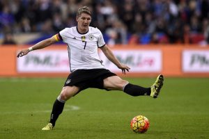 Bastian Schweinsteiger beim Testspiel gegen Frankreich am 15.11.2015 in Paris.  AFP PHOTO / FRANCK FIFE / AFP / FRANCK FIFE