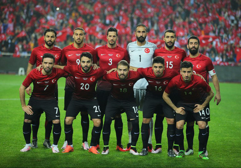 türkischer Startaufstellung beim Freundschaftsspiel Türkei gegen Schweden am  24.03. 2016 in Antalya.   / AFP / STR