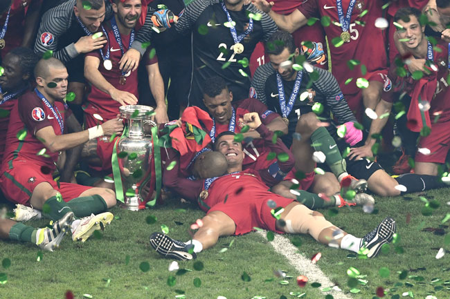 Portugal's Cristiano Ronaldo (C) posiert mit seinen Teamkollegen und dem Europameisterpokal. MIGUEL MEDINA / AFP