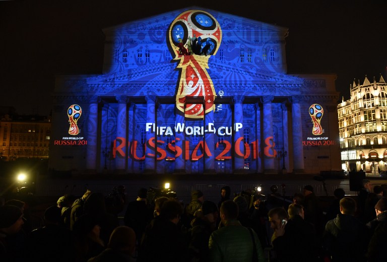 Die Fußball WM 2018 in Russland - das historische Bolshoi Theatre in Moskau wird mit dem offiziellen WM-Emblem der FIFA WM 2018 angestrahlt. AFP PHOTO/KIRILL KUDRYAVTSEV